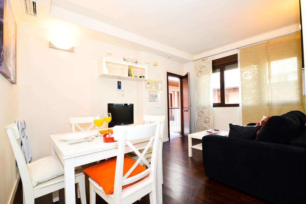Apartament The Zentral Museo Sewilla Zewnętrze zdjęcie